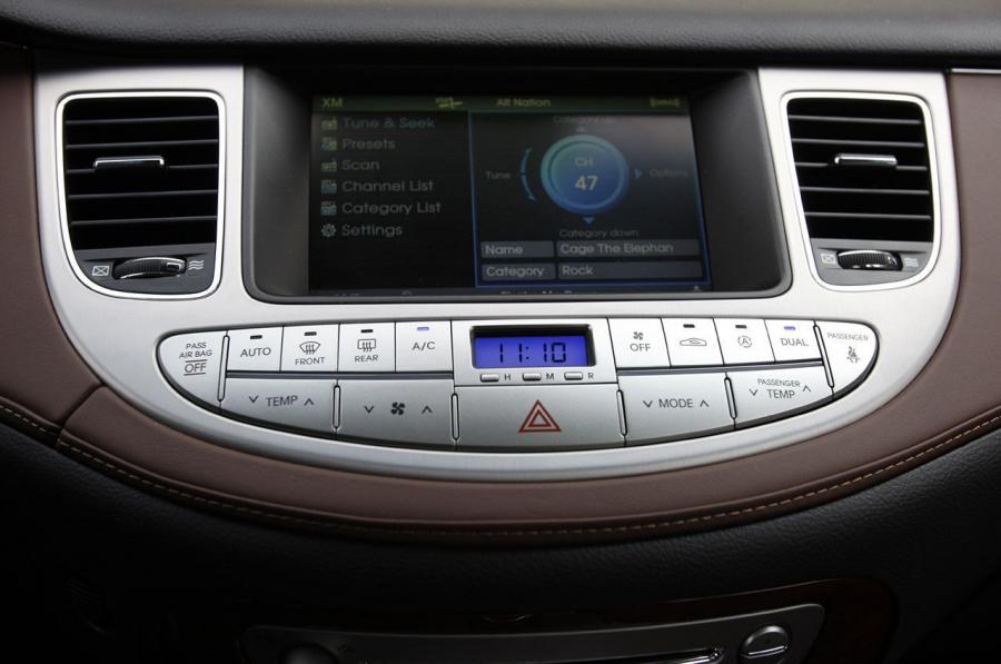  Hyundai Genesis Sedan 2011 года  (фото 22 из 39)